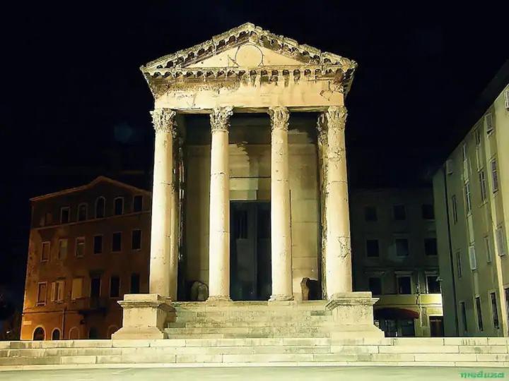 Leona * Pula